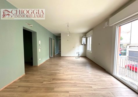 RIF.135 – SOTTOMARINA CENTRO, AFFACCIATO SU VIALE TRIESTE.