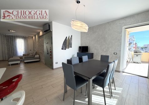 RIF.164-SOTTOMARINA, APPARTAMENTO RISTRUTTURATO DI 90m. CON TERRAZZO E GARAGE
