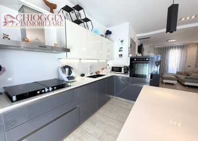 RIF.164-SOTTOMARINA, APPARTAMENTO RISTRUTTURATO DI 90m. CON TERRAZZO E GARAGE