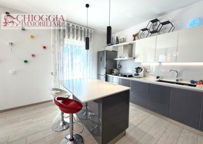 RIF.164-SOTTOMARINA, APPARTAMENTO RISTRUTTURATO DI 90m. CON TERRAZZO E GARAGE