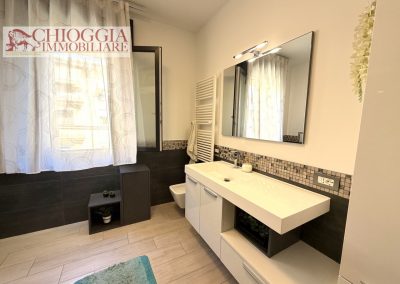 RIF.164-SOTTOMARINA, APPARTAMENTO RISTRUTTURATO DI 90m. CON TERRAZZO E GARAGE