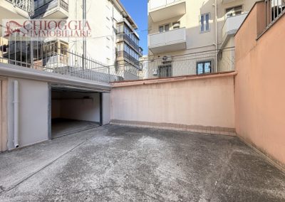 RIF.202 - SOTTOMARINA, GARAGE NEI PRESSI DI VIALE MEDITERRANEO VICINO ALLA SPIAGGIA