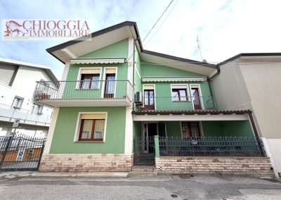 RIF.958 - SOTTOMARINA, CASA CON CORTILE E TERRAZZO ABITABILE