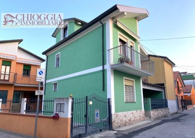 RIF.958 - SOTTOMARINA, CASA CON CORTILE E TERRAZZO ABITABILE
