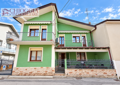 RIF.958 - SOTTOMARINA, CASA CON CORTILE, TERRAZZO E GARAGE