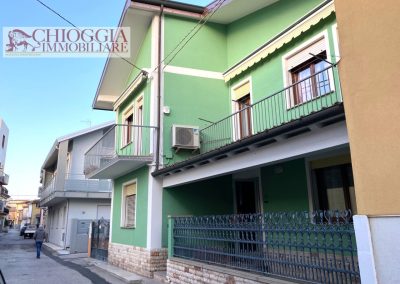 RIF.958 - SOTTOMARINA, CASA CON CORTILE, TERRAZZO E GARAGE