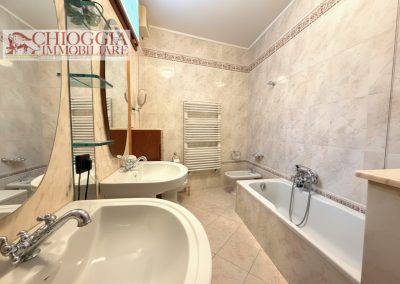 RIF.958 - SOTTOMARINA, CASA CON CORTILE, TERRAZZO E GARAGE